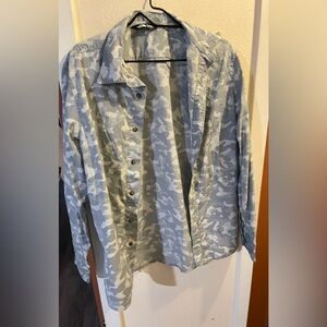 The North Face Men’s button up long sleeve shirt